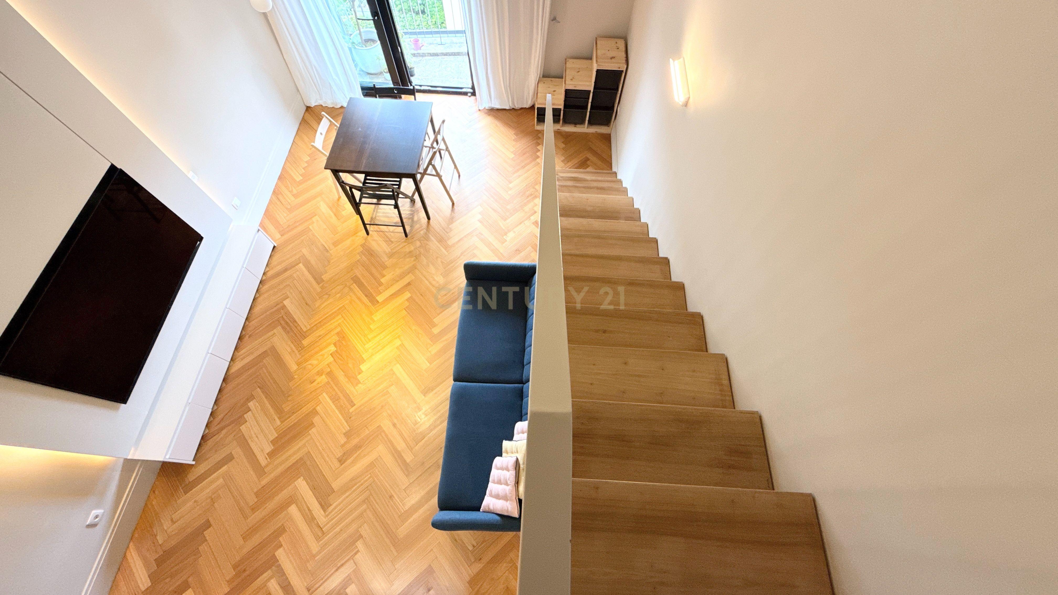 Fotografia 8 de Excelente T2 Duplex Mobilado com Vista Desafogada e Varanda | Centro do Porto | Edifício de 2022