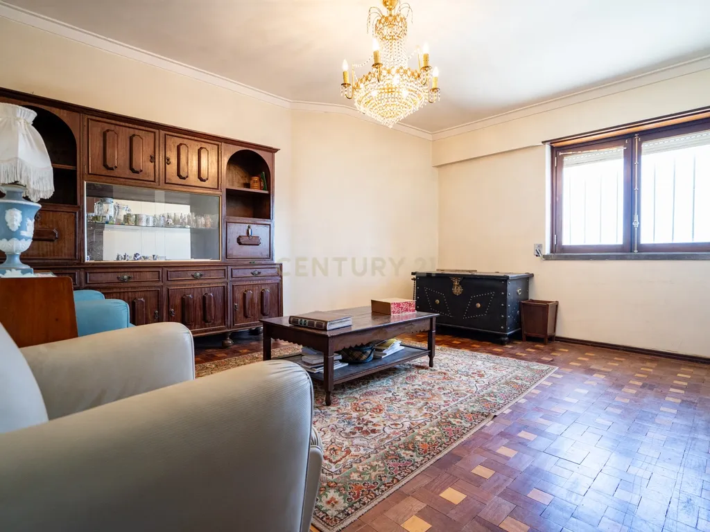 MORADIA T5 C/ TERRAÇO E JARDIM ALFRAGIDE - Image 35