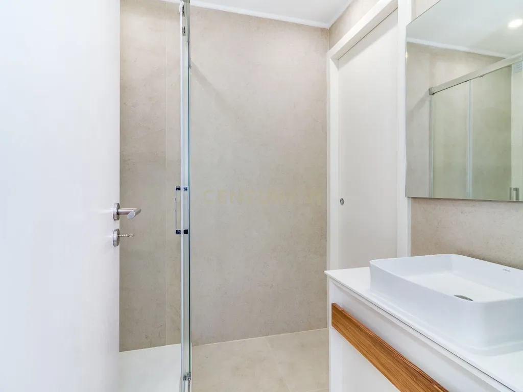 T3 TOTALMENTE RENOVADO COM VARANDA DE 21 m² NO CAMPO PEQUENO – LISBOA - Image 17