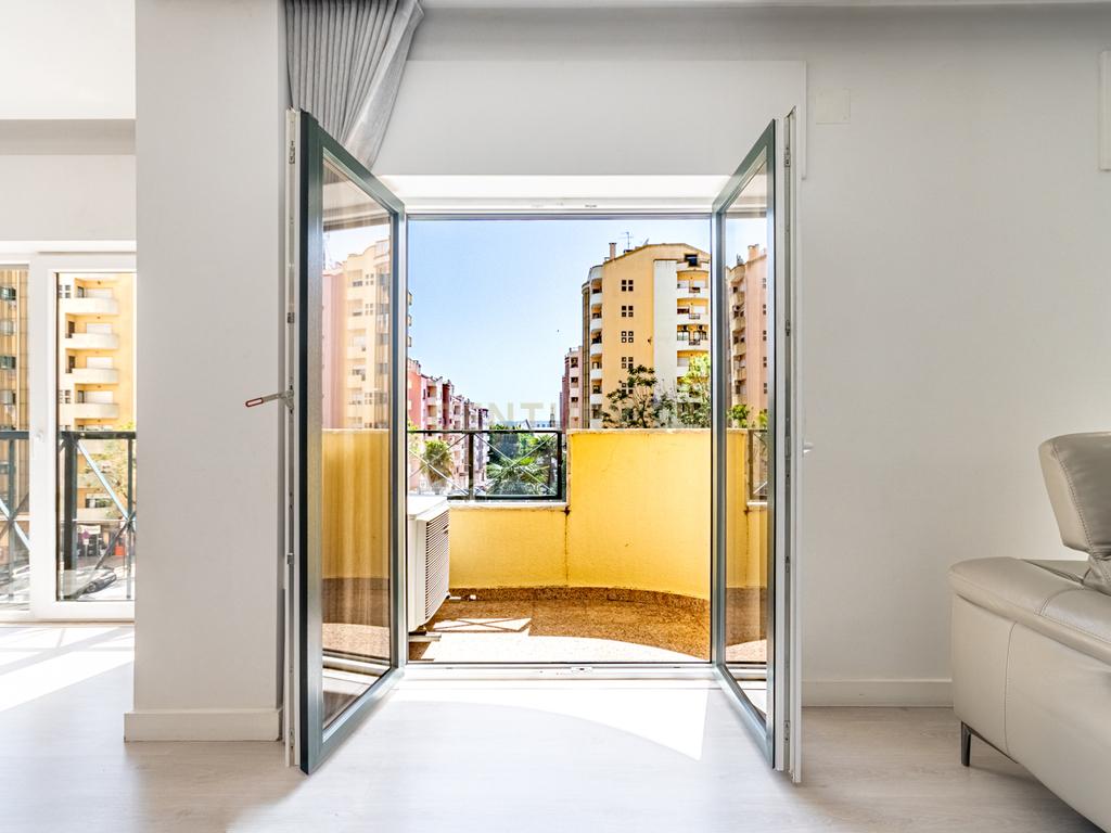 Apartamento T4 convertido em T3 com Closet e Box, Jardim da Radial - Image 19