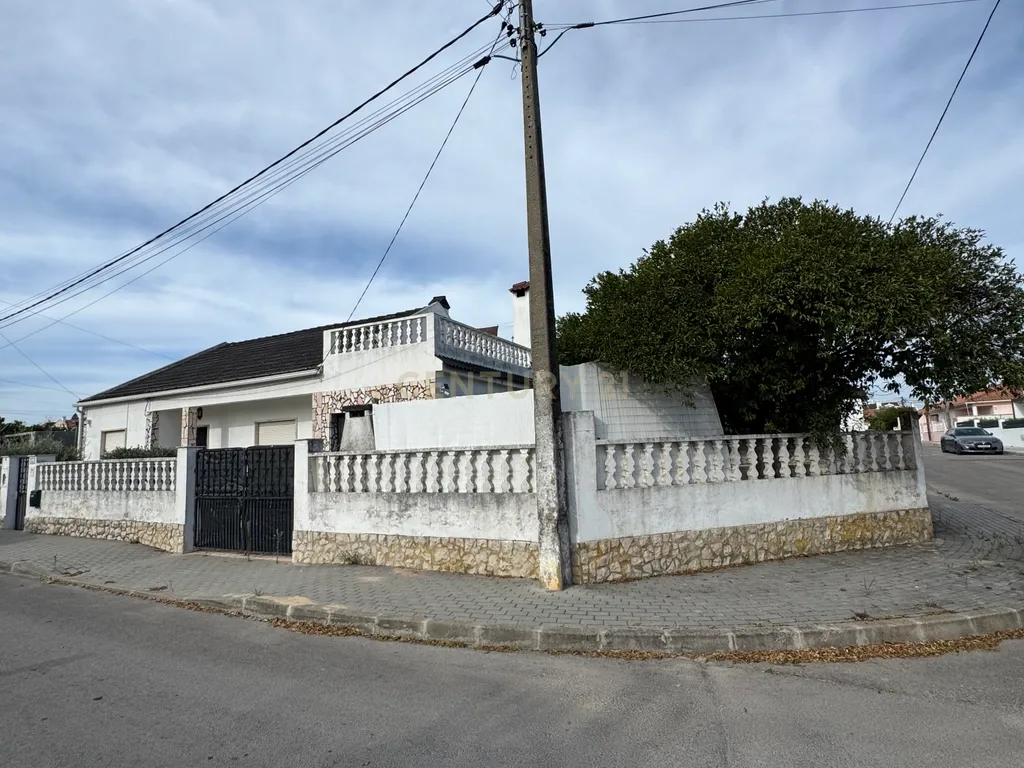 Moradia de Gaveto em Fernão Ferro | 286 m² de Terreno com Potencial + furo de água. - Image 3