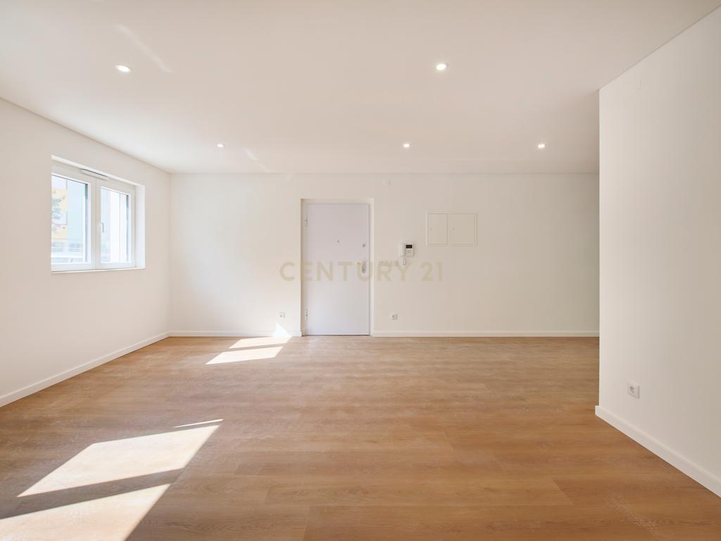 T0 totalmente reabilitado com 66 m² e potencial para T2 | Barreiro - Image 11