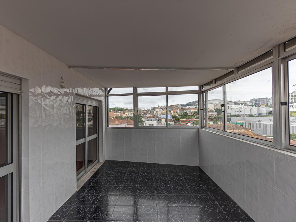 T2 Renovado com Vista Cidade – Rua de São Roque da Lameira, Campanhã - Image 19