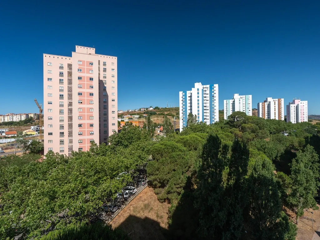 Apartamento de tipologia T4, com 2 WC e arrecadação localizado em Santo António dos Cavaleiros – Loures. - Image 16