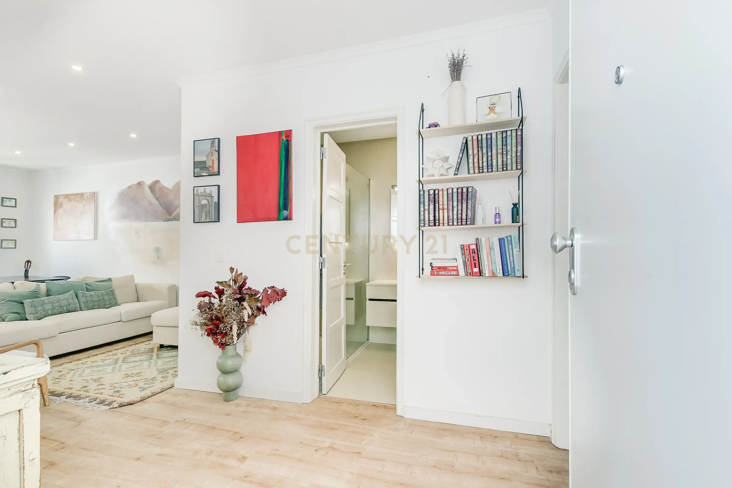 Apartamento T2 Remodelado com Varanda em Campo de Ourique, junto ao Jardim da Estrela - Image 3