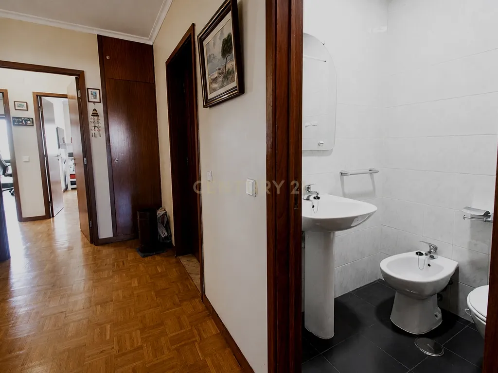 Apartamento T2+1 com Garagem, Varandas em Canidelo Vila Nova de Gaia - Image 10