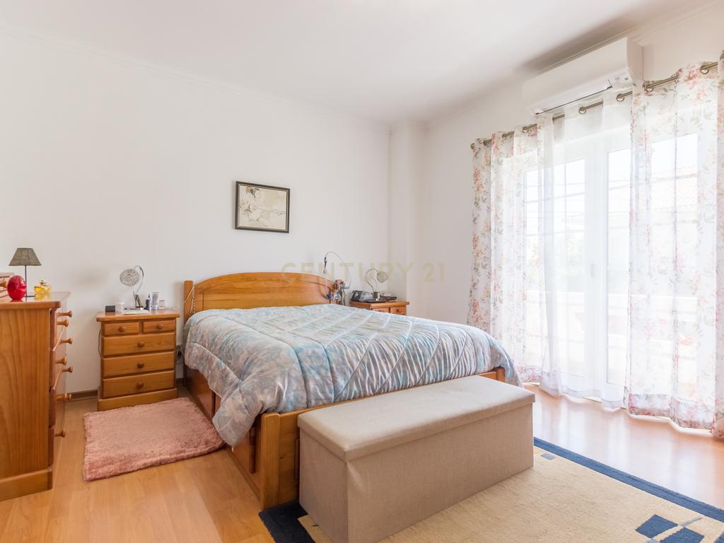 Moradia Geminada T3 com Jardim e Terraço na Quinta do Conde - Image 18