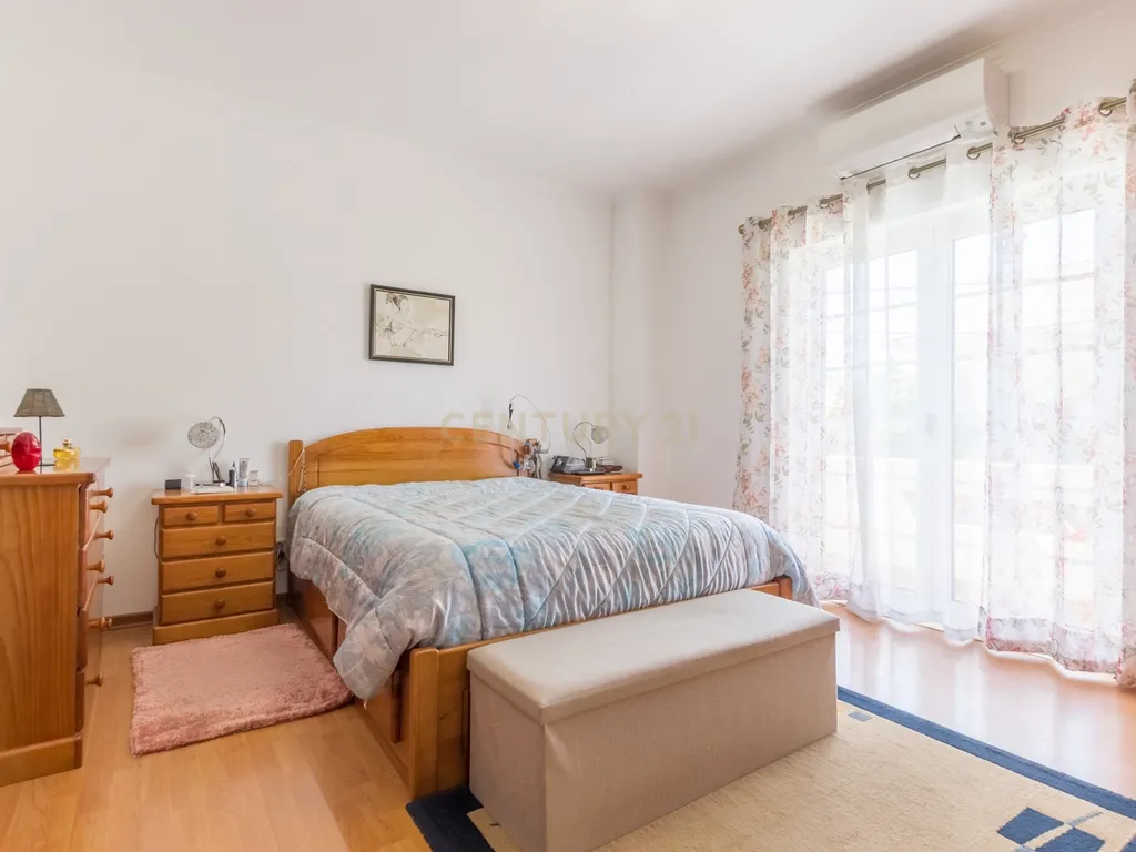 Moradia Geminada T3 com Jardim e Terraço na Quinta do Conde - Image 18