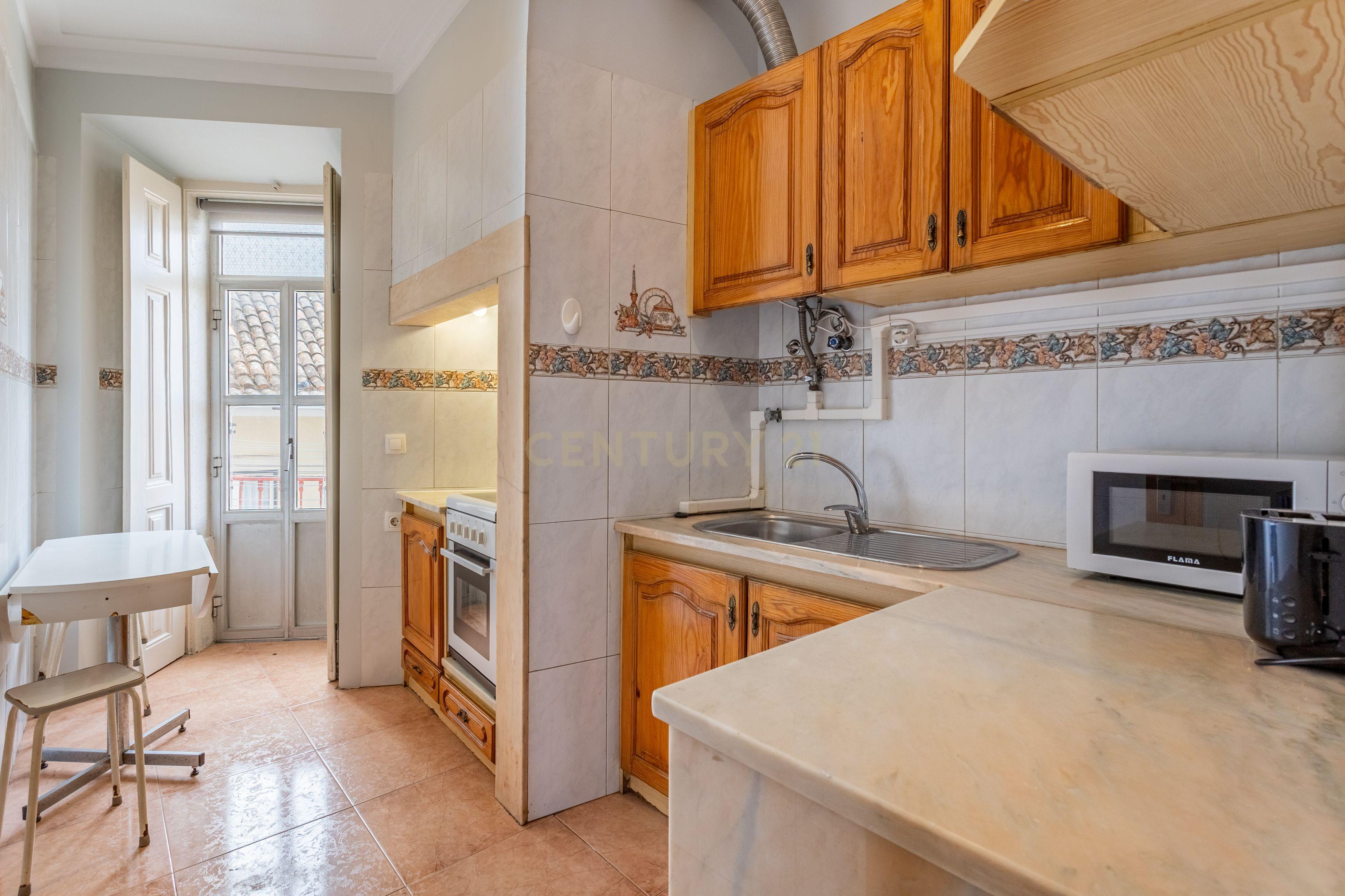 Apartamento T3 inserido num prédio de traça tradicional, no coração de Lisboa, a 5 min da Basílica da Estrela - Image 21