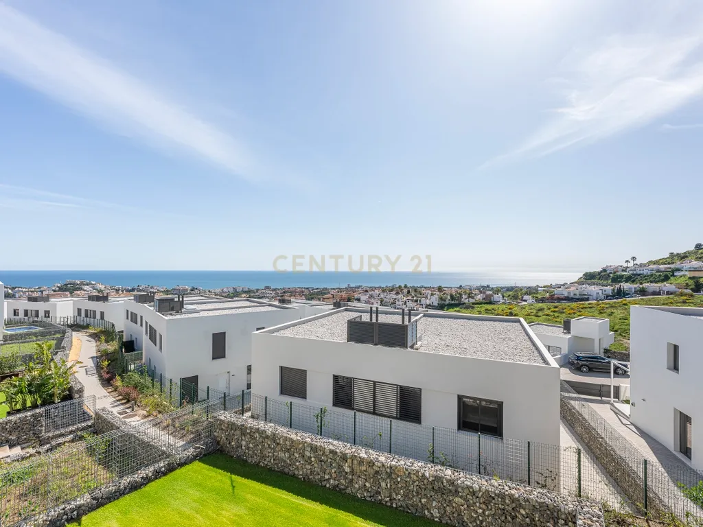 Moradia geminada nova para venda (2024) – Onde o mar, a luz e a tranquilidade se tornam o seu estilo de vida No coração da Costa del Sol, onde o azul do mar se funde com o céu e a brisa marítima o acaricia todas as manhãs, encontrará quatro espetaculares moradias geminadas novas, construídas em 2024, concebidas para aqueles que sonham em viver num ambiente privilegiado. Cada casa foi projetada para cativá-lo desde o primeiro momento. As suas vistas deslumbrantes para o mar acompanham cada momento do dia, enchendo os espaços de luz, serenidade e beleza natural. Aqui, cada nascer do sol torna-se um espetáculo e cada pôr do sol um momento para recordar. As casas têm três quartos espaçosos e três casas de banho, com espaços luminosos e cuidadosamente projetados para oferecer conforto, privacidade e bem-estar. Tudo é novo, com um estilo moderno que combina elegância, funcionalidade e harmonia com o ambiente mediterrâneo. Para aqueles que procuram algo ainda mais exclusivo, existe a opção de combinar duas propriedades, criando uma casa verdadeiramente única com até 6 quartos, ideal para famílias numerosas, receber convidados ou para aqueles que desejam espaço sem sacrificar o conforto. Venda de casa geminada nova construída em (2024) – Onde o mar, a luz e a tranquilidade se tornam o seu estilo de vida - Image 42