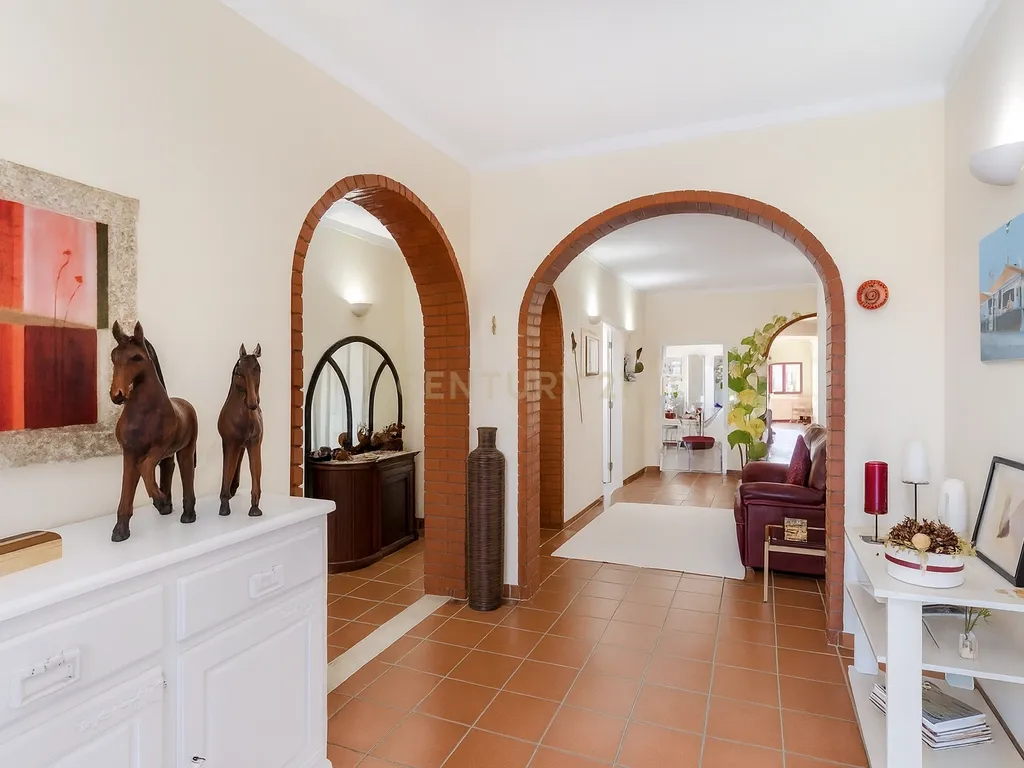 Oportunidade Única! Elegante Moradia + Apartamento T2 + Espaço + Funcionalidade = Qualidade de Vida. - Image 11