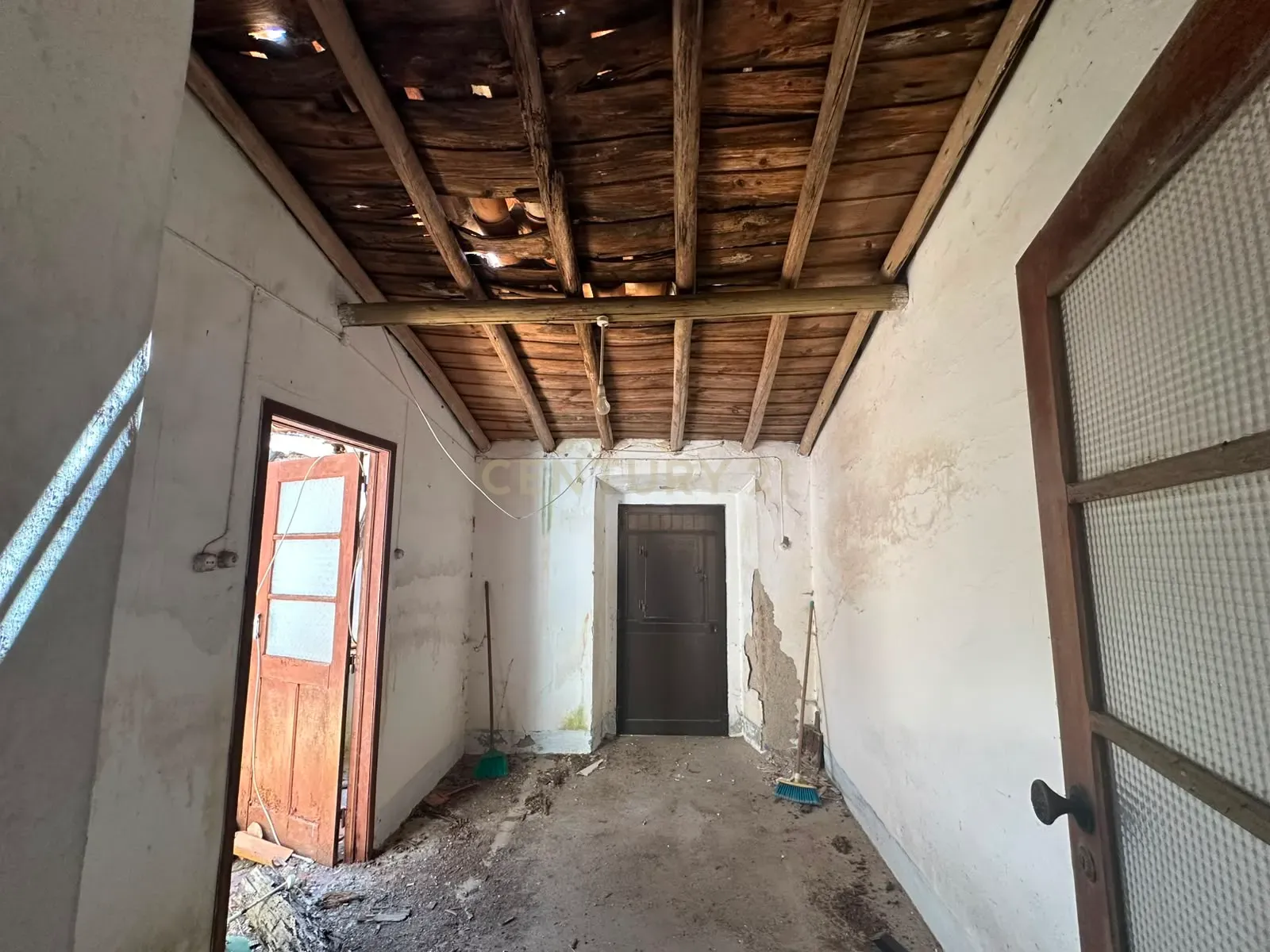 Fotografia 11 de OPORTUNIDADE DE INVESTIMENTO EM MOMBEJA - T3 COM AMPLAS ÁREAS , QUINTAL E GARAGEM