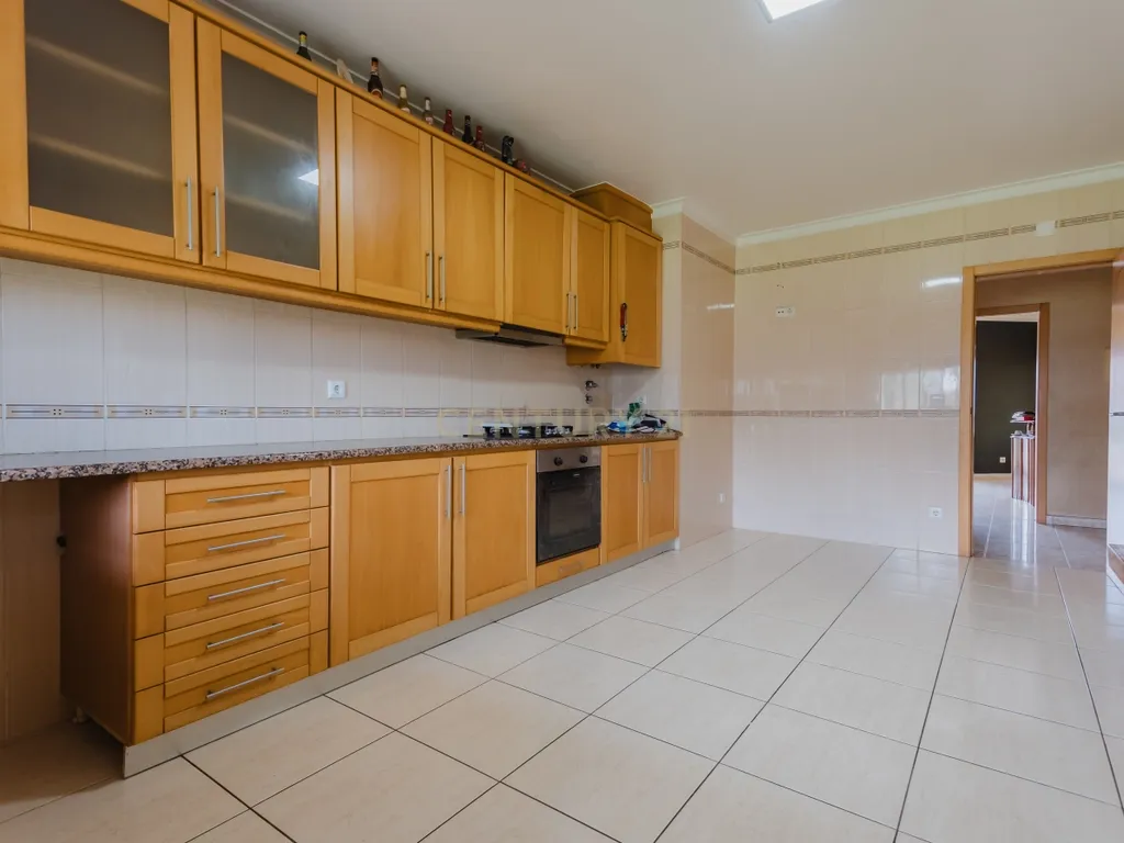 Apartamento T3 com áreas extraordinárias, garagem para 2 carros e perto da praia! - Image 11