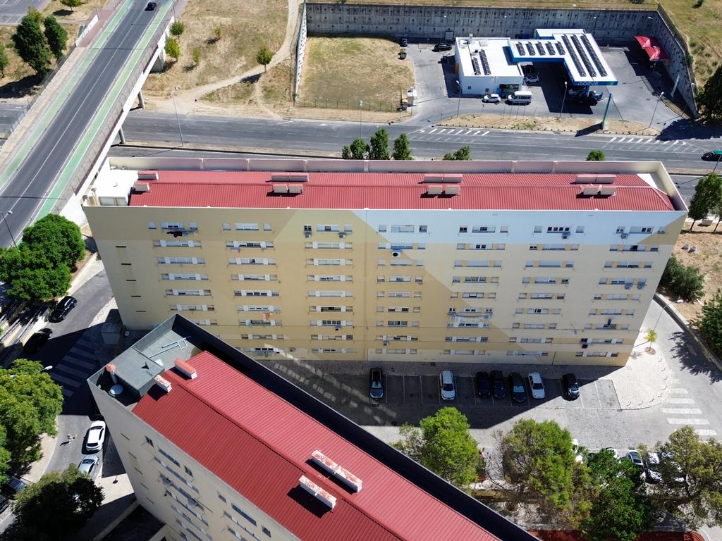 T3 com 73m² | 4º andar com elevador | Para remodelar em Lisboa - Image 25