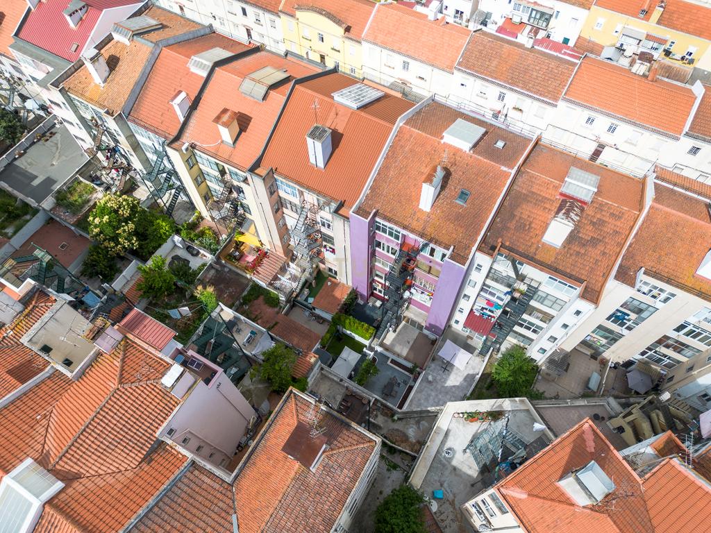 Apartamento T1+1 renovado e com espaço exterior, no Areeiro - Image 19
