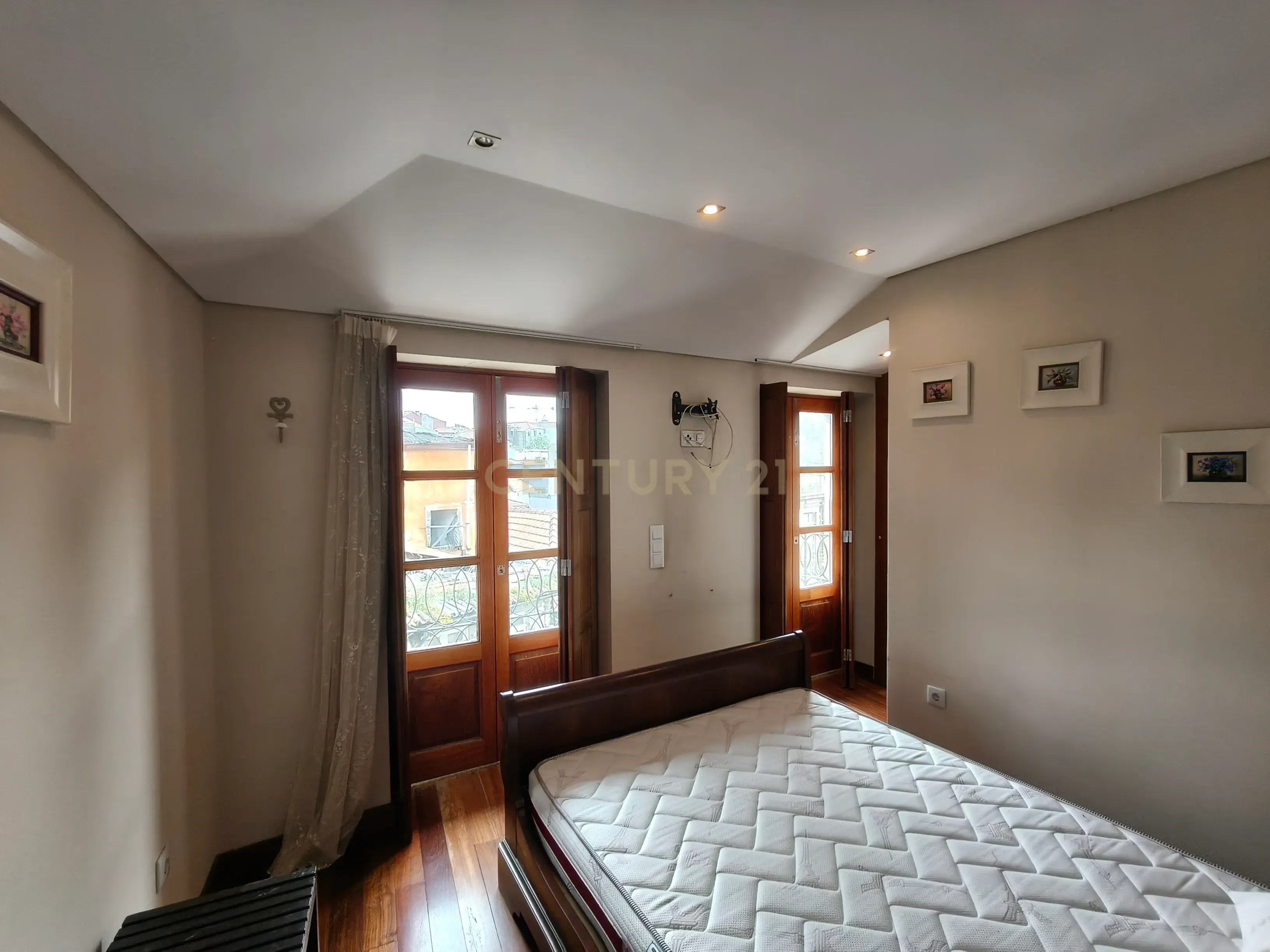 Fotografia 10 de Apartamento T2 com varandas, mobilado no centro do Porto