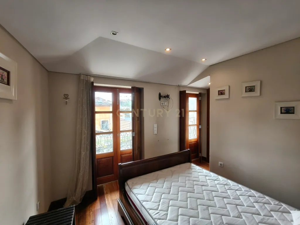 Apartamento T2 com varandas, mobilado no centro do Porto - Image 10