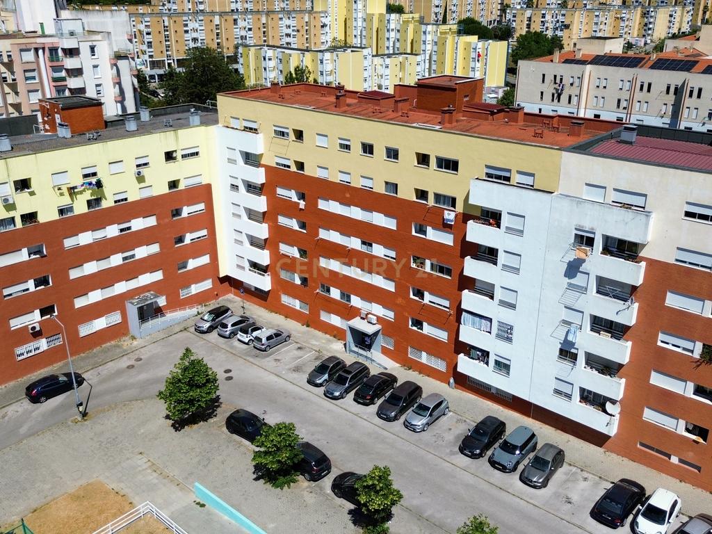 Apartamento T2 com Excelente Localização no Monte de Caparica - Image 17