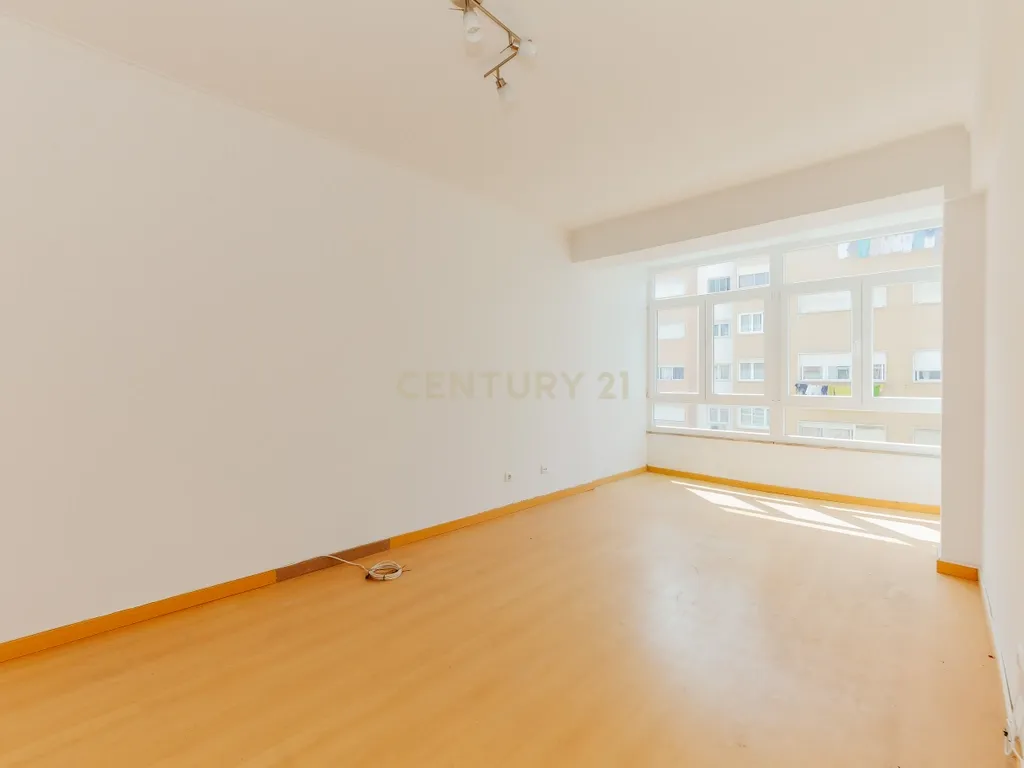 Apartamento T2 em Linda-a-Velha - Image 2