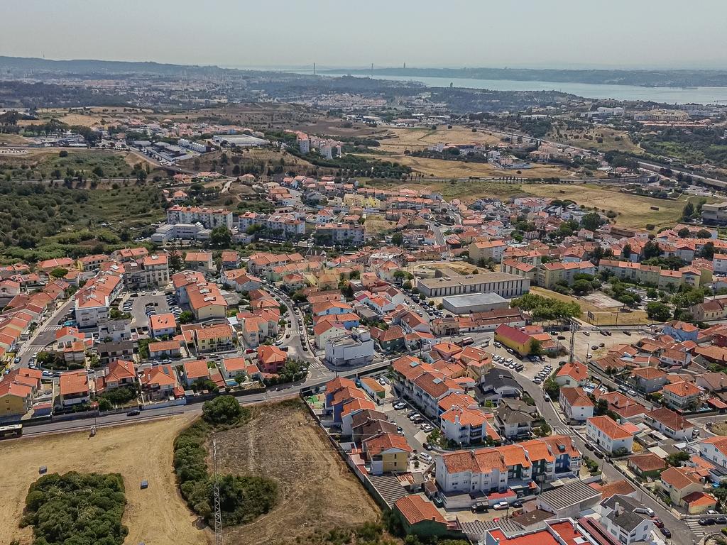 Apartamento T2 parcialmente renovado — Porto Salvo - Image 38