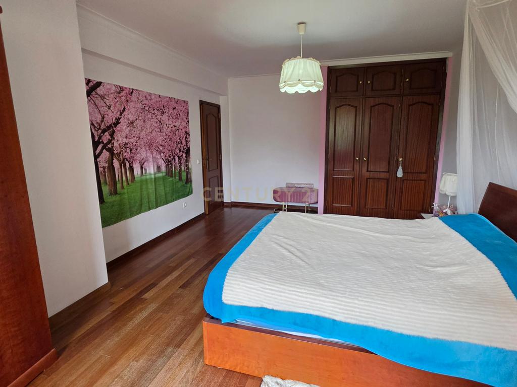 Apartamento Duplex T5 no centro de Palmela - Image 12