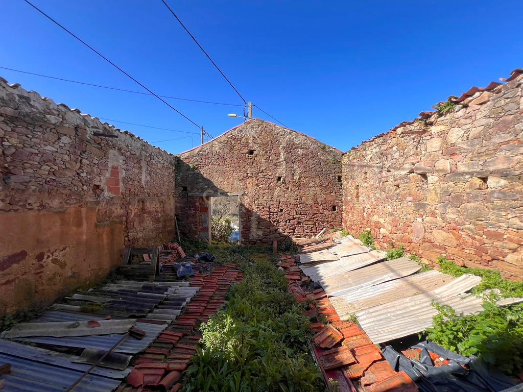 Casa com Adega para Reconstrução na Aldeia de Crastos - Image 12
