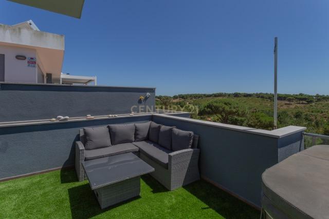 Luxuoso apartamento T3 duplex com Vista Panorâmica em Quinta de Santa Teresa, Charneca de caparica - Image 42