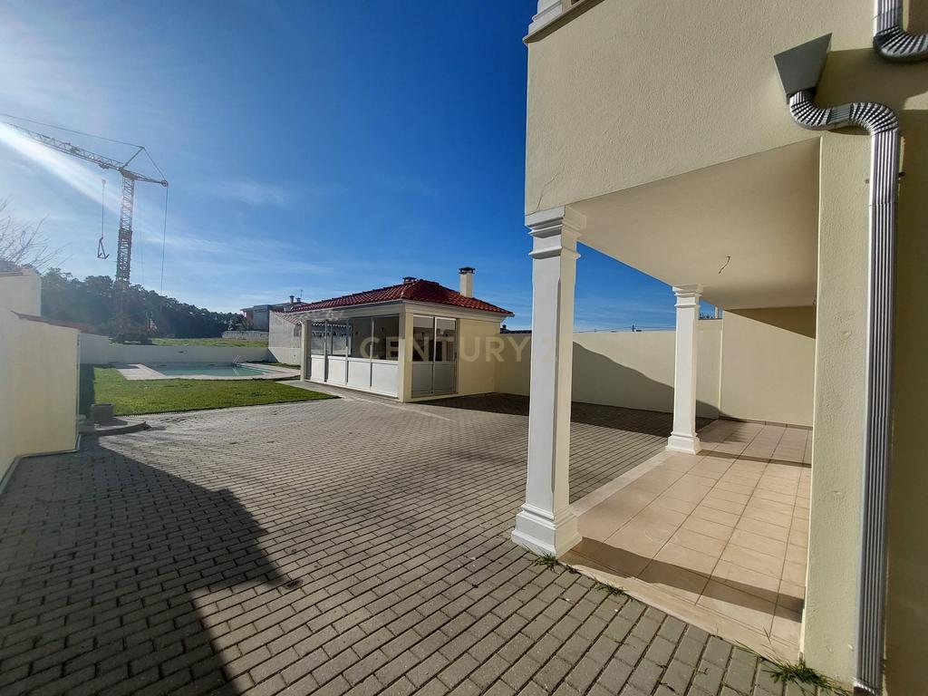 Moradia T4 de 3 Pisos com Piscina e Jardim - Image 31