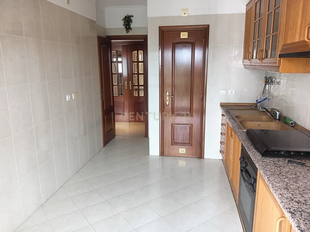 T3 com Suite/Garagem e Arrecadação - Vialonga - Image 51