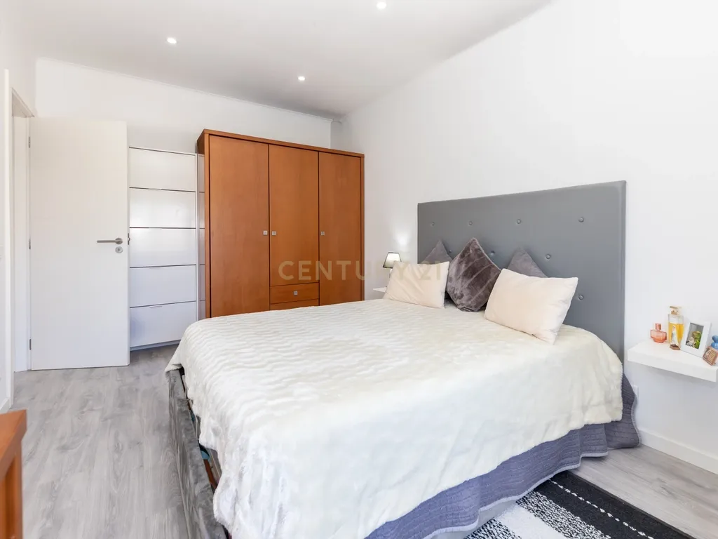 Apartamento T2 no Feijó totalmente remodelado - Image 17