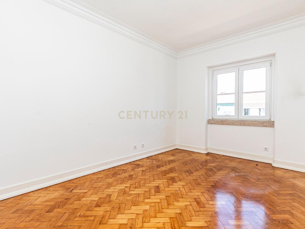 Apartamento T3 renovado para arrendamento na Avenida de Roma com elevador - Image 16
