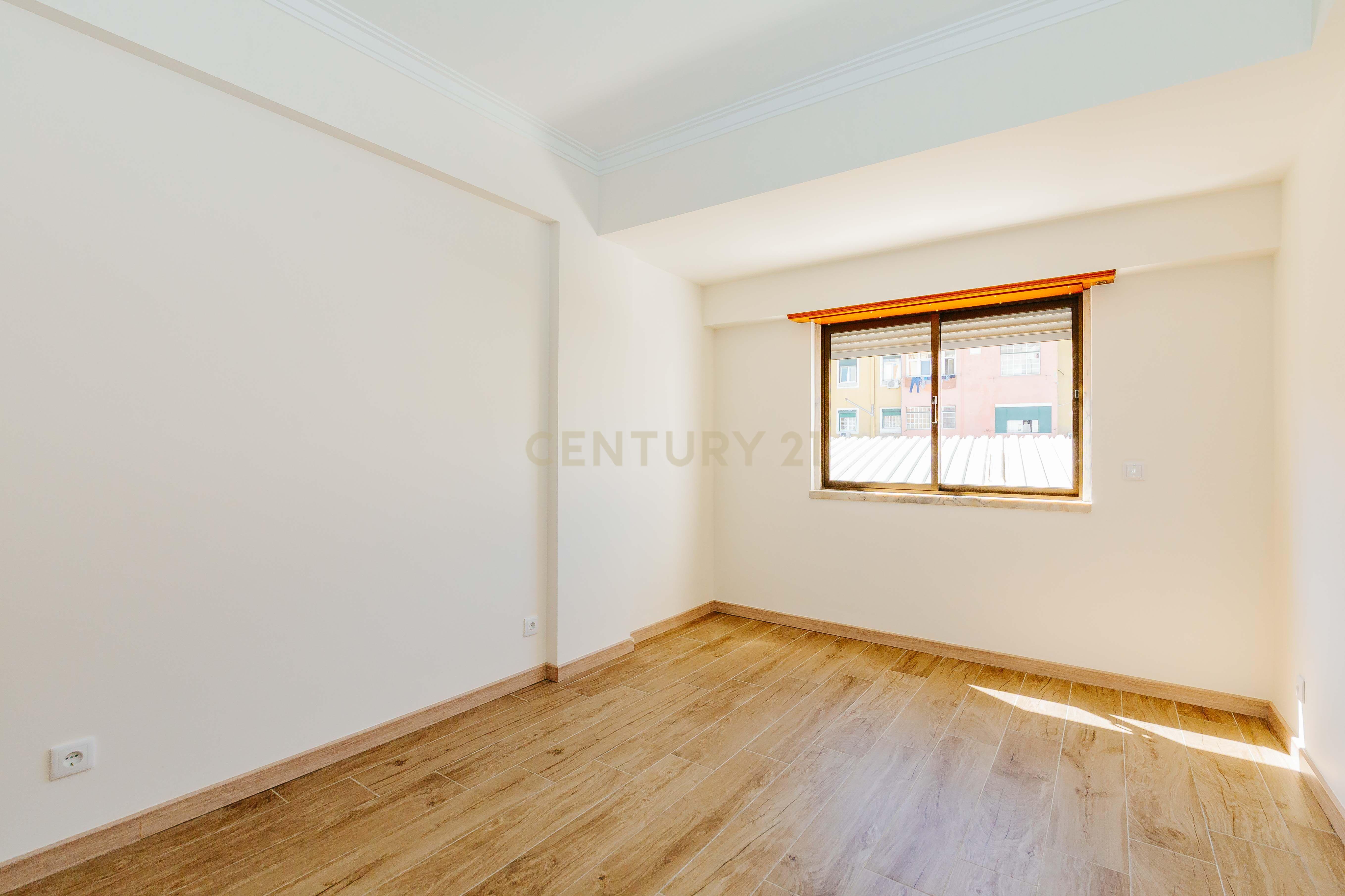 Apartamento T3 Renovado com Vista Rio em Santa Apolónia – Viva no Coração de Lisboa - Image 38