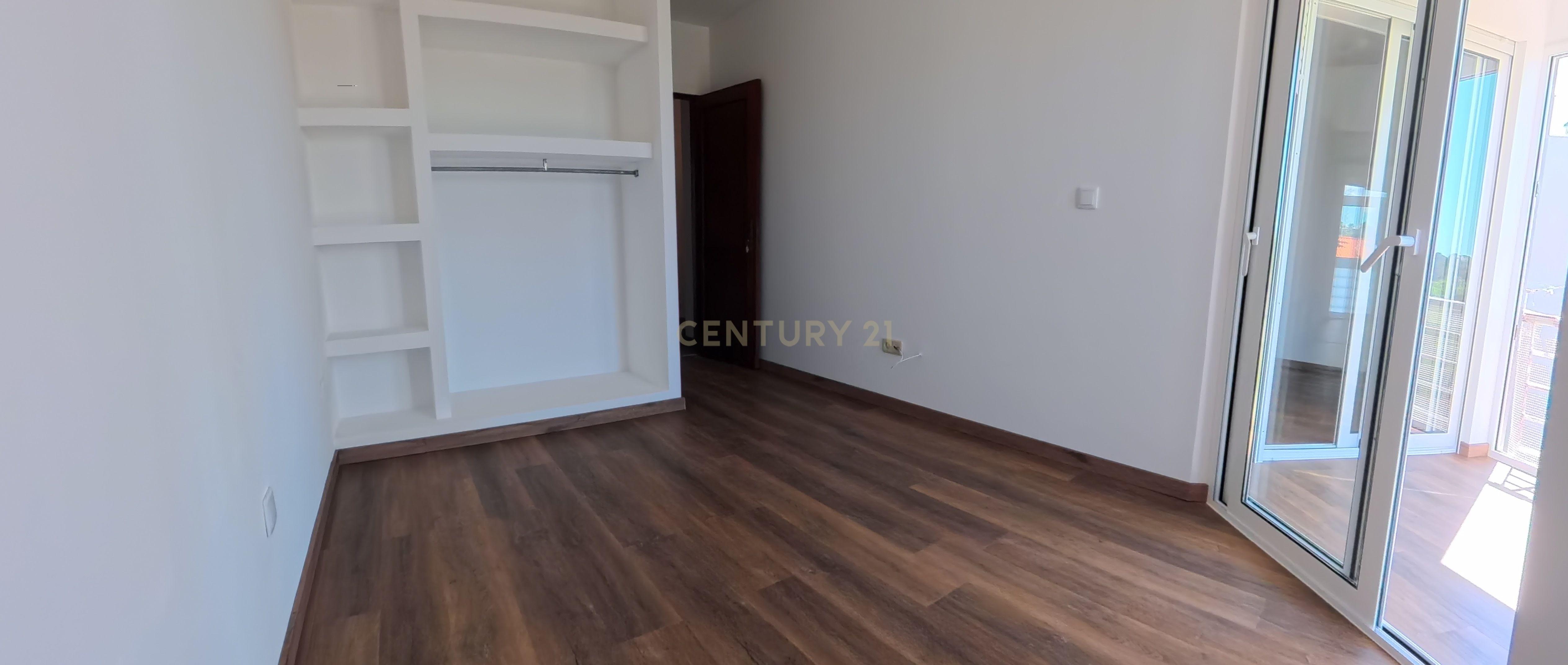 Fotografia 5 de T2 Renovado com Garagem Fechada e 2 Varandas — Palmeira de Faro, Esposende