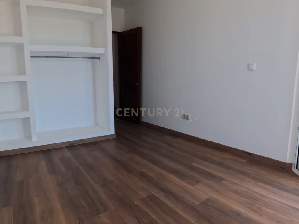 T2 Renovado com Garagem Fechada e 2 Varandas — Palmeira de Faro, Esposende - Image 5