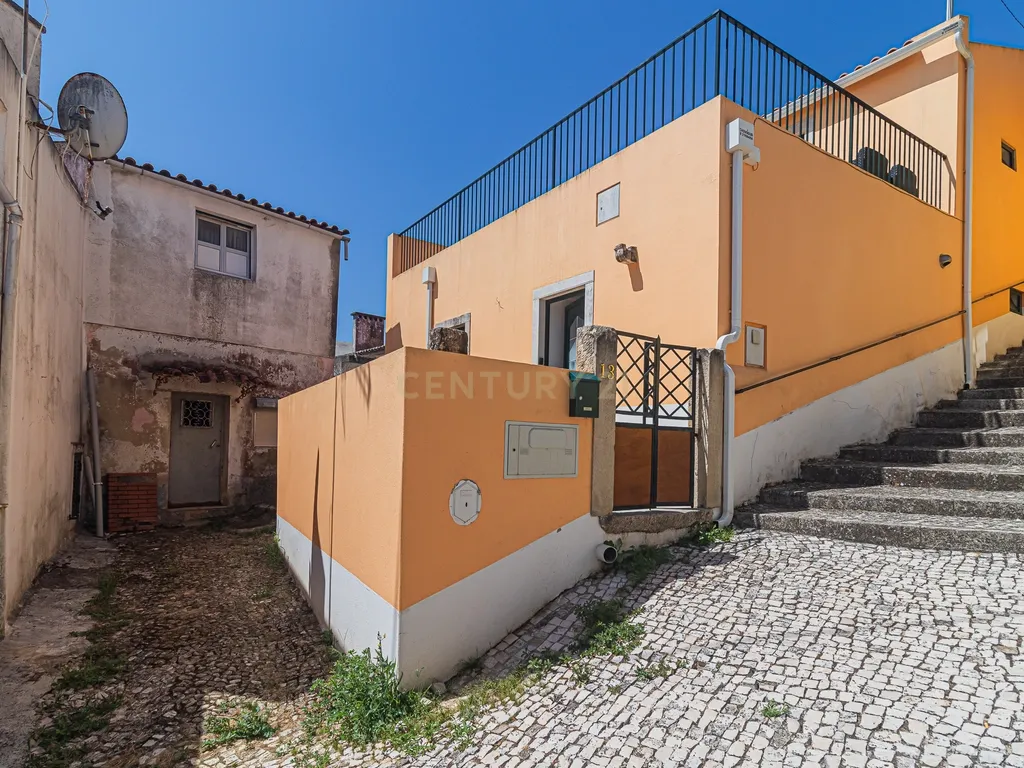 Moradia T2 Renovada em Fanhões – Conforto e Tranquilidade às Portas da Cidade - Image 1