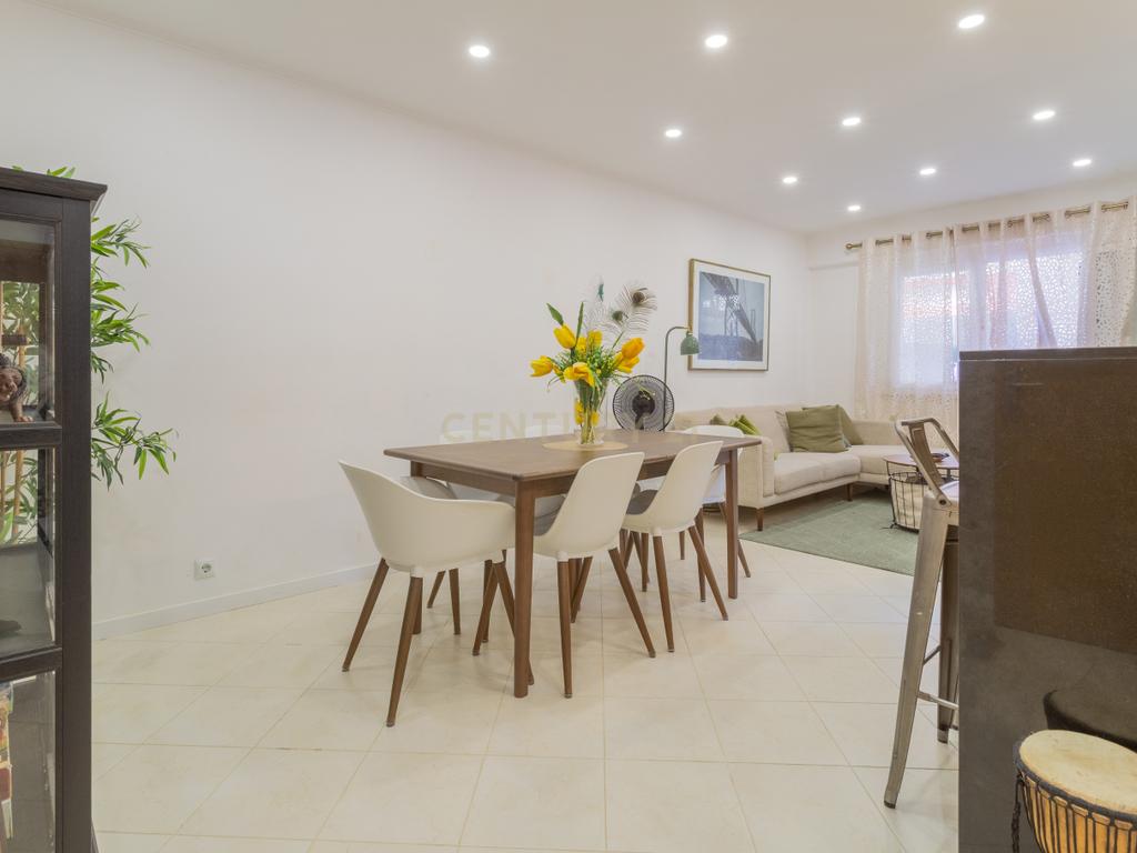 Apartamento Remodelado em Corroios, Seixal T3 + 3, garagem e Terraço - Image 3