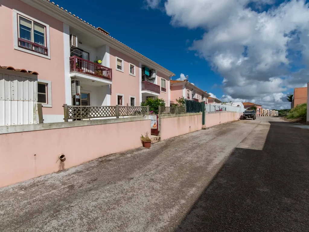Espaçoso Apartamento T2 Póvoa da Galega com Terraço e Vista Desafogada - Image 34