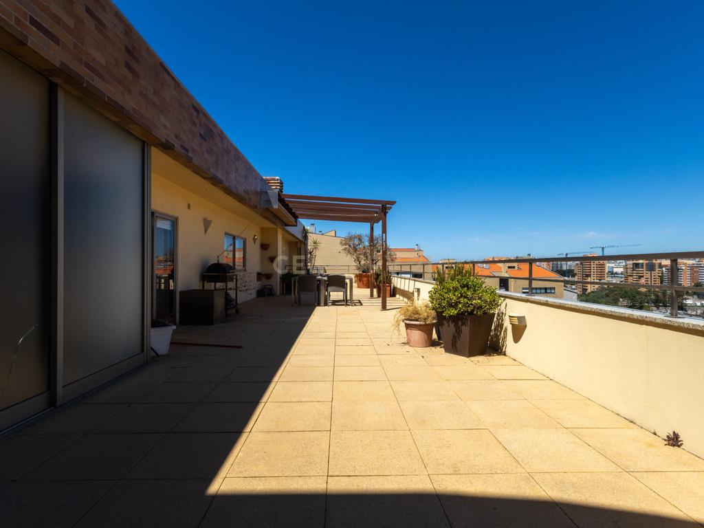 T4 com terraço de 120m² e vistas de mar e rio | Canidelo - Image 22