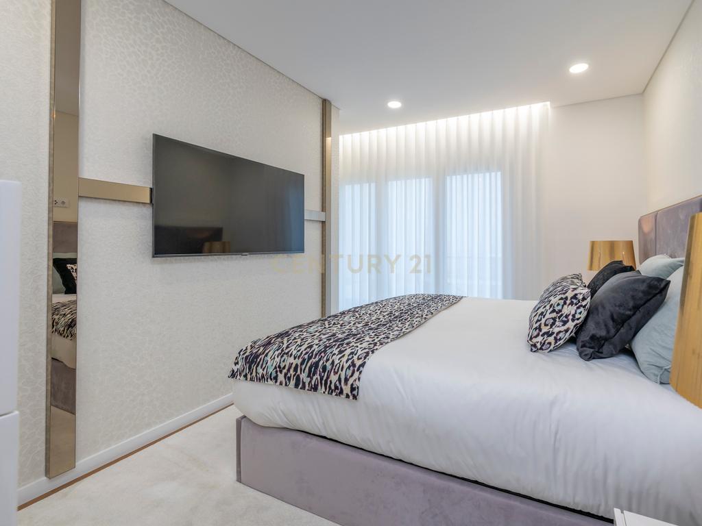 Luxuosa Moradia T5 com Vista Panorâmica em Odivelas - Image 10
