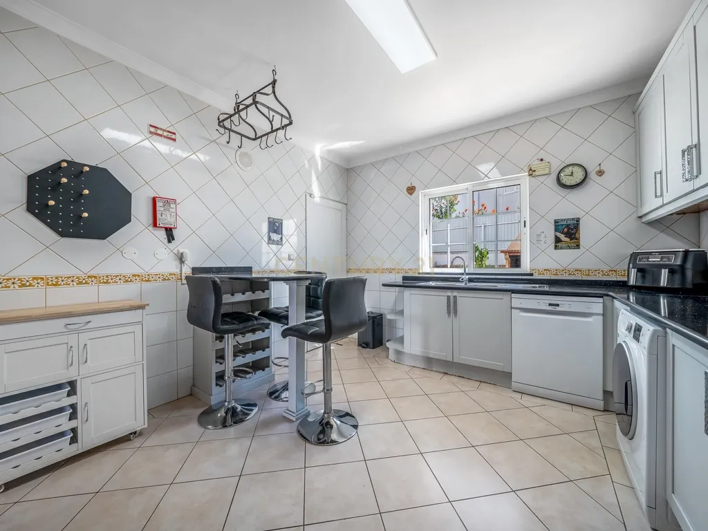 Moradia T4 com piscina, jacuzzi e garagem em Vale Pedras, Albufeira - Image 9