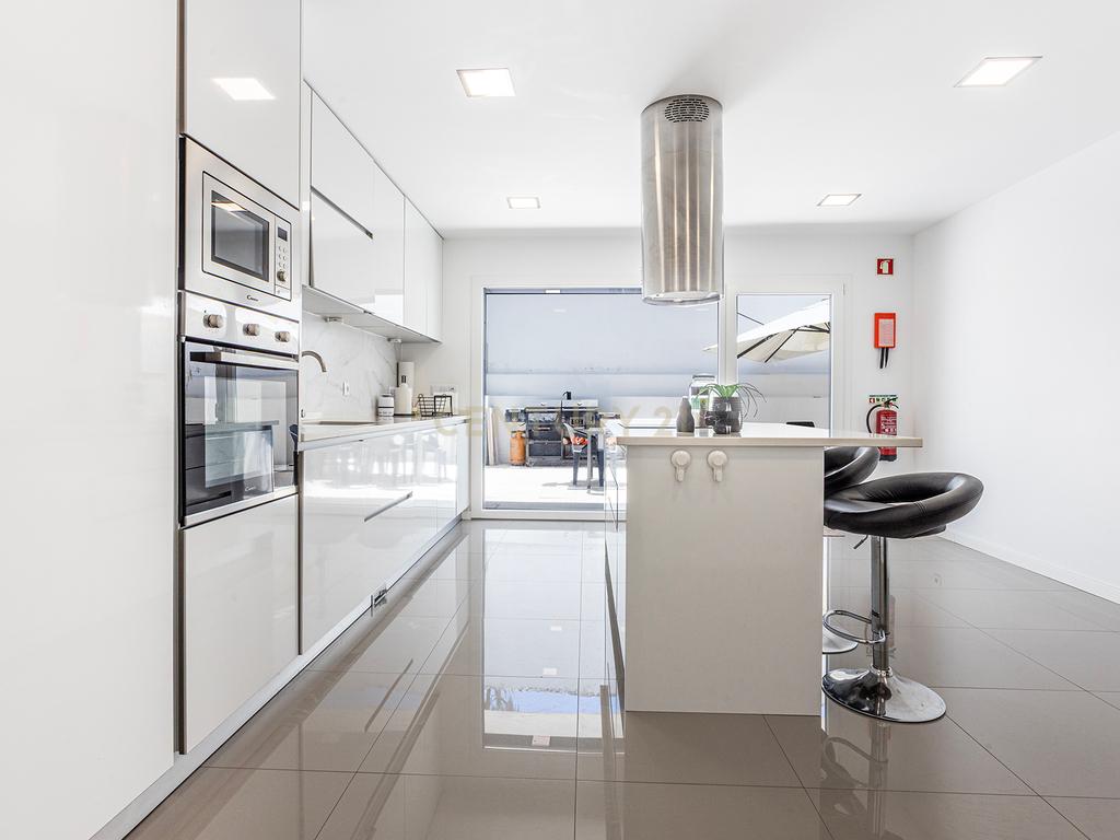 Moradia Contemporânea com Piscina a 5 minutos das praias da Costa da Caparica - Image 7