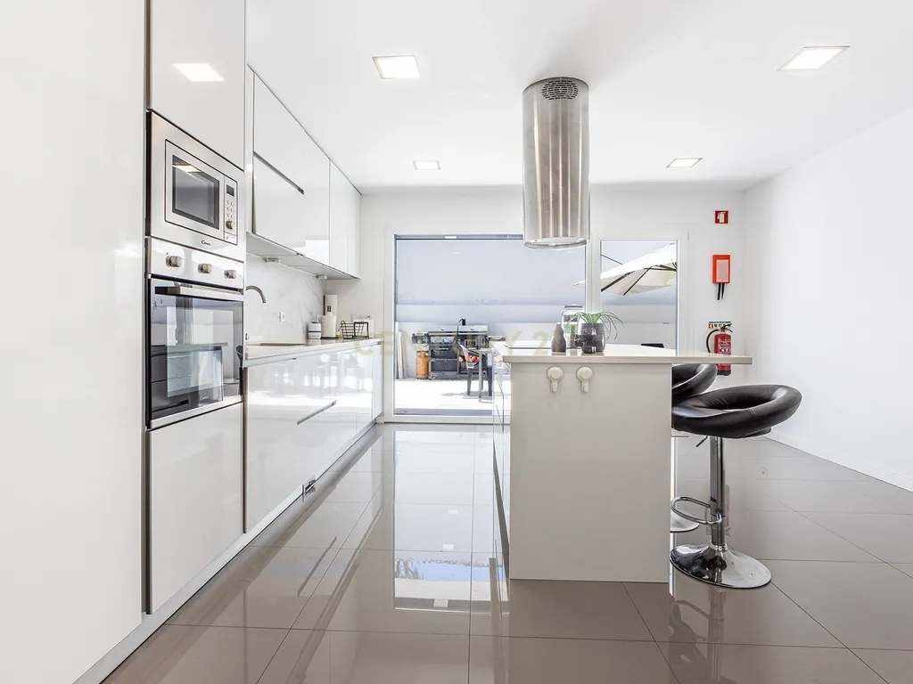Moradia Contemporânea com Piscina a 5 minutos das praias da Costa da Caparica - Image 7