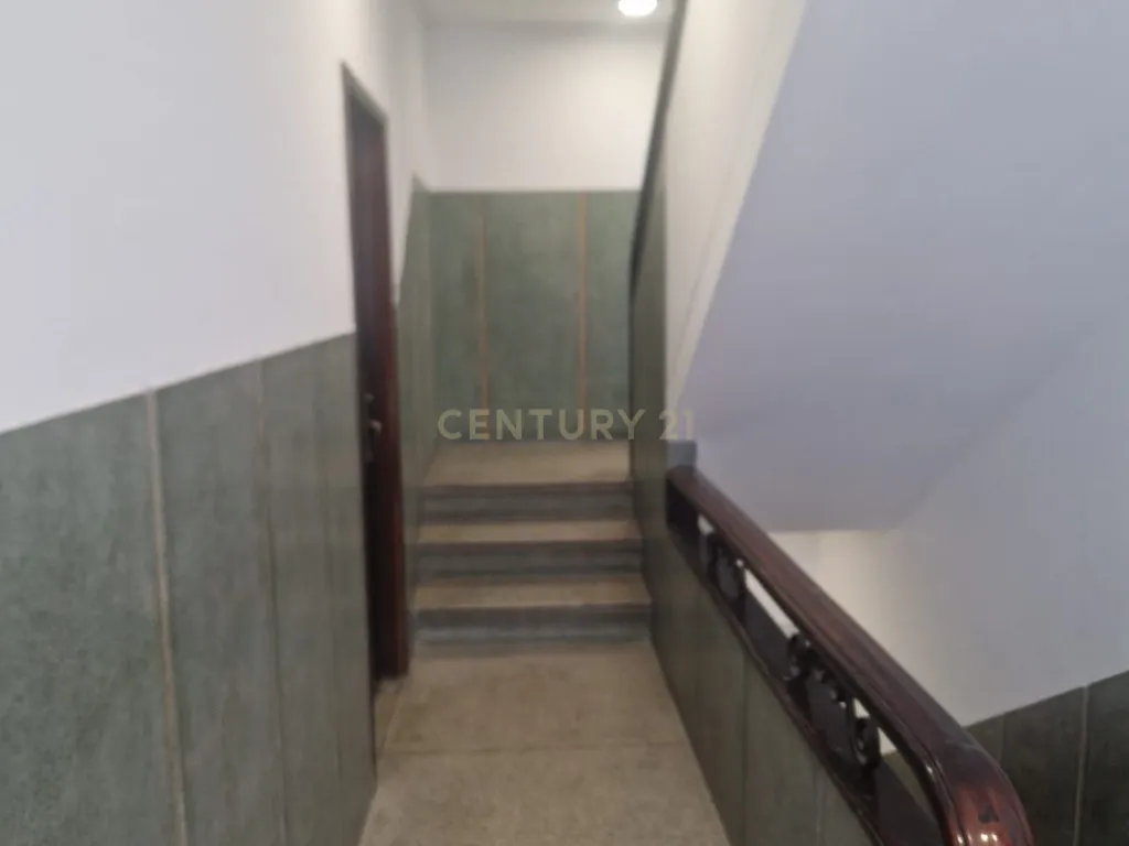 Espaçosa Propriedade para Recuperação no Coração do Porto - Image 2