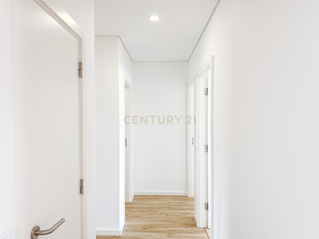 Apartamento T3 Remodelado com garagem em Braga | Próximo do Centro Histórico - Image 12