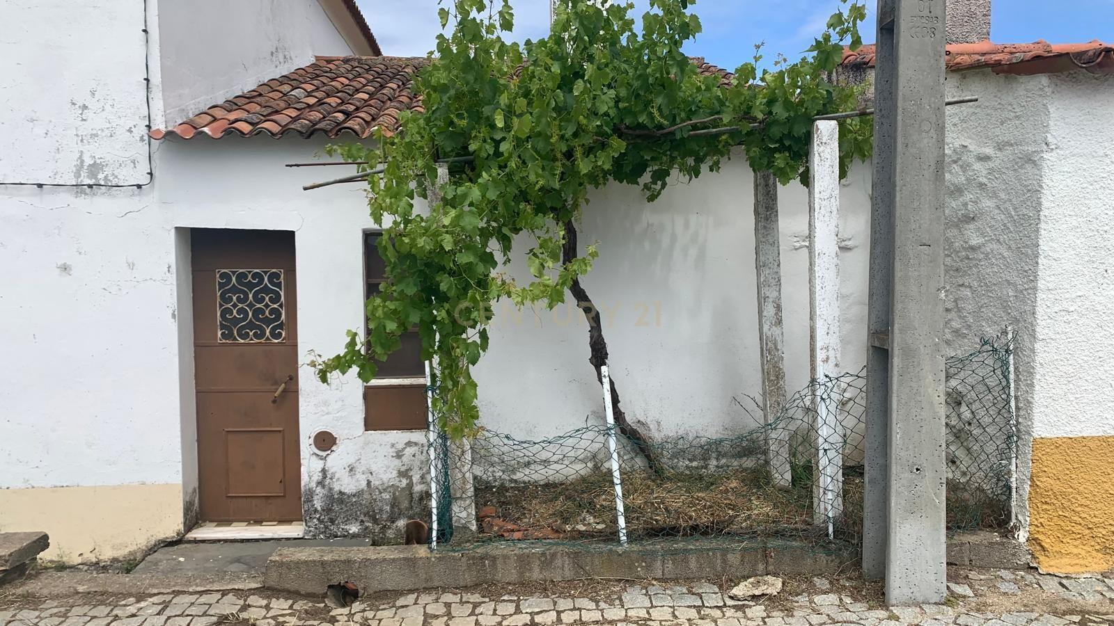 Fotografia 5 de Espaçosa Moradia em Villas Ruivas com Garagem