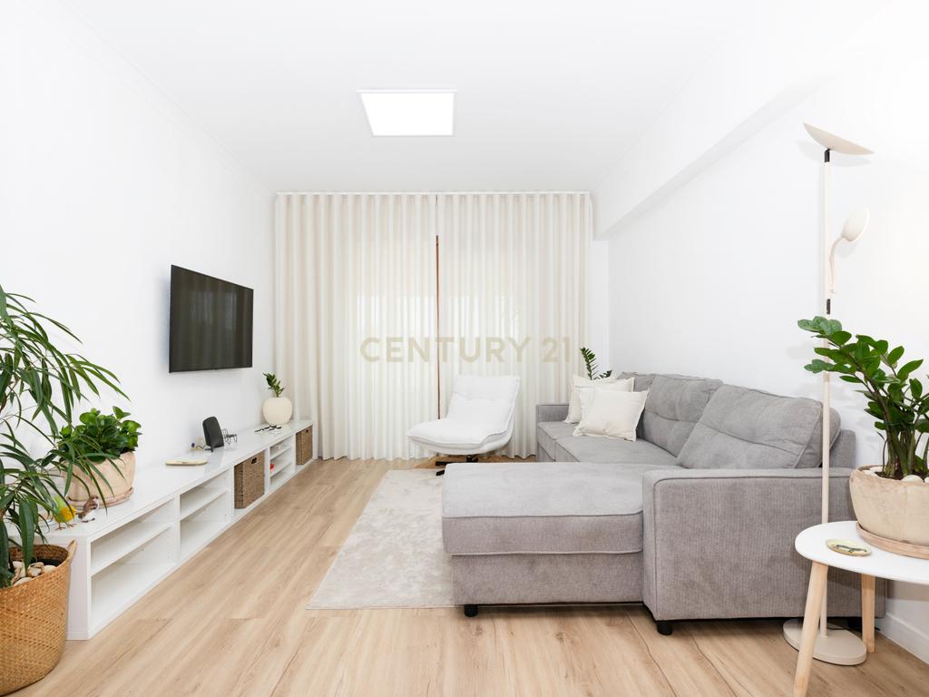 Apartamento T1 + Escritório totalmente remodelado - Image 2