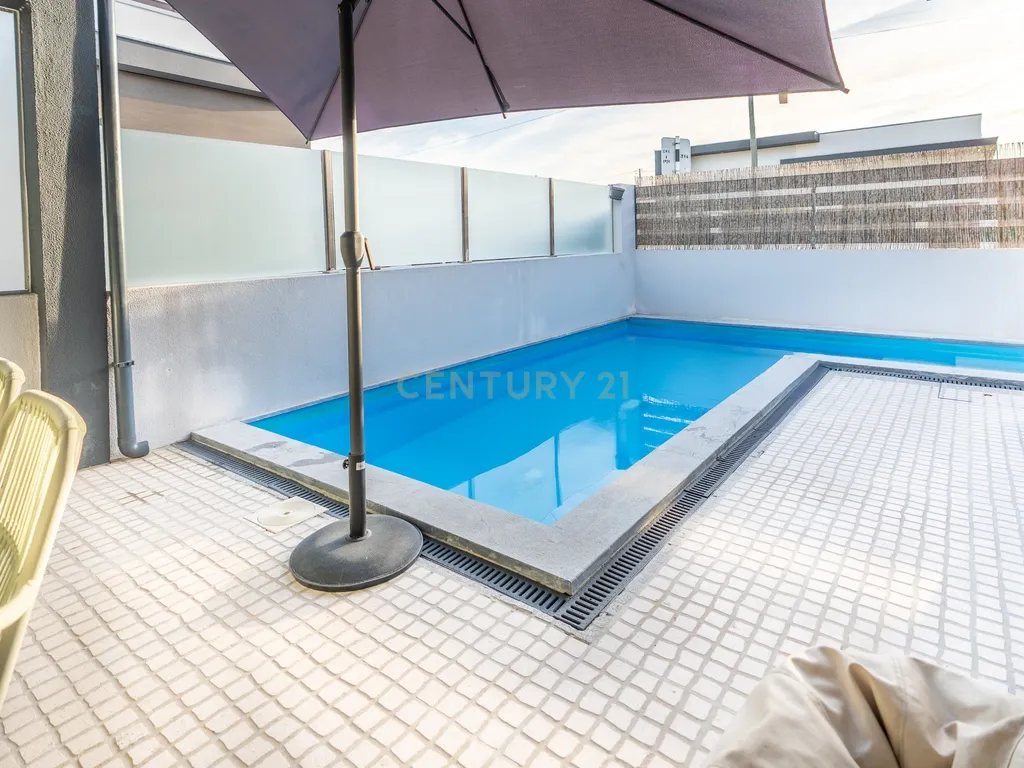 Moradia T3+1 Térrea de gaveto com Piscina, Domótica e Espaço Exterior | Fernão Ferro - Image 14