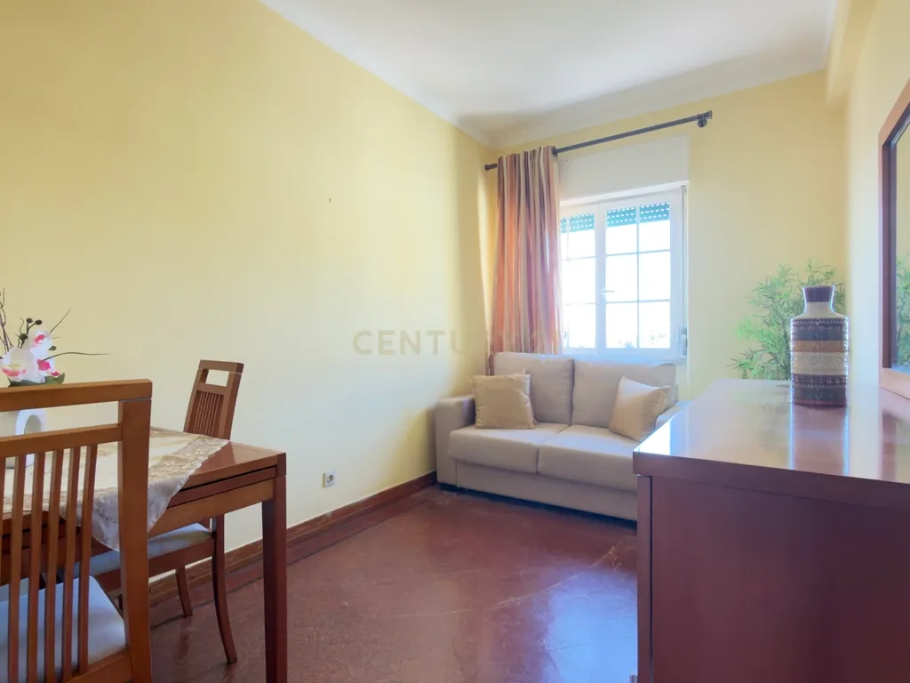 Apartamento T2 para remodelar com vista para o Convento de São Vicente - Image 2