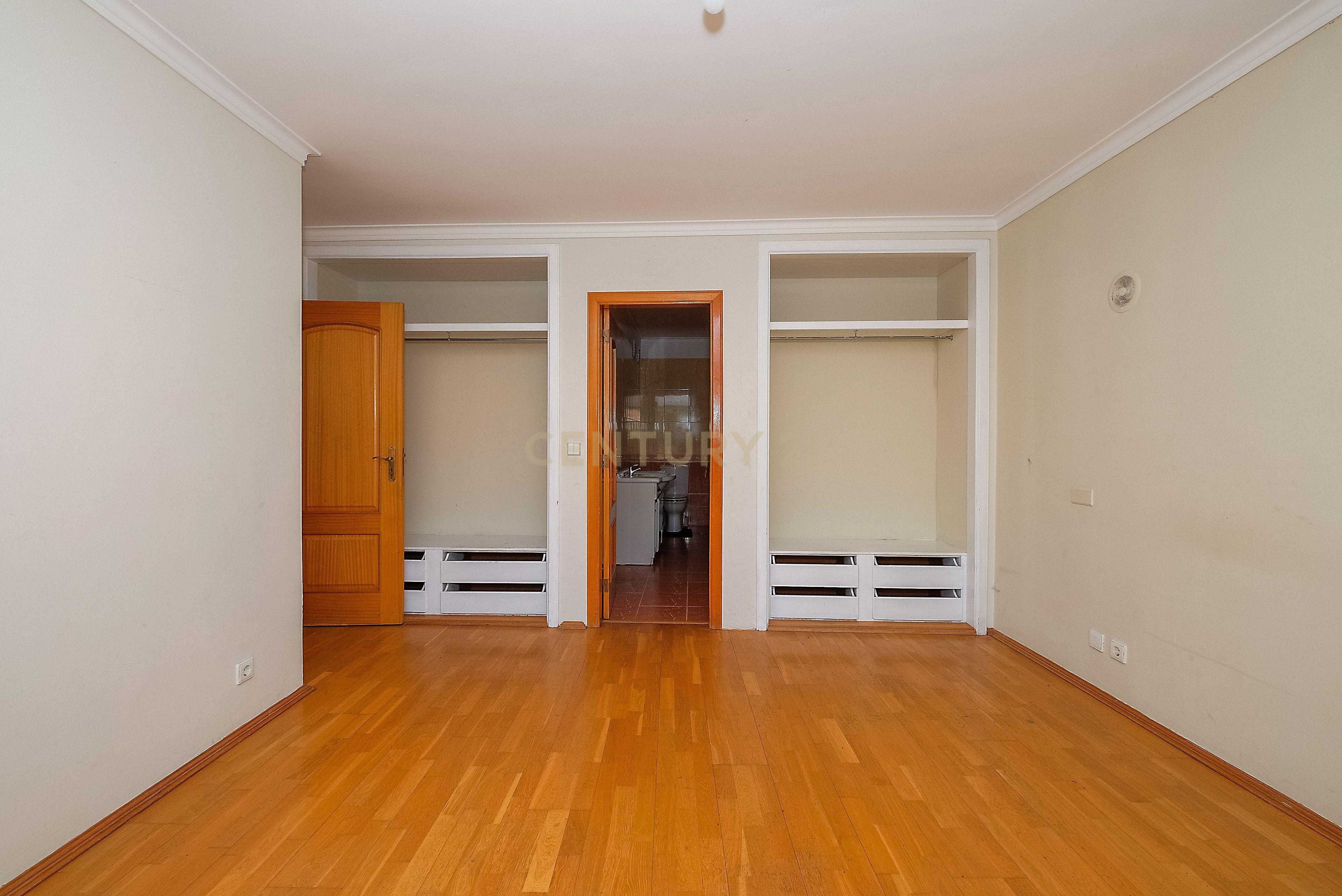 Fotografia 12 de Apartamento T3 luminoso na Parede com varandas, garagem e arrecadação