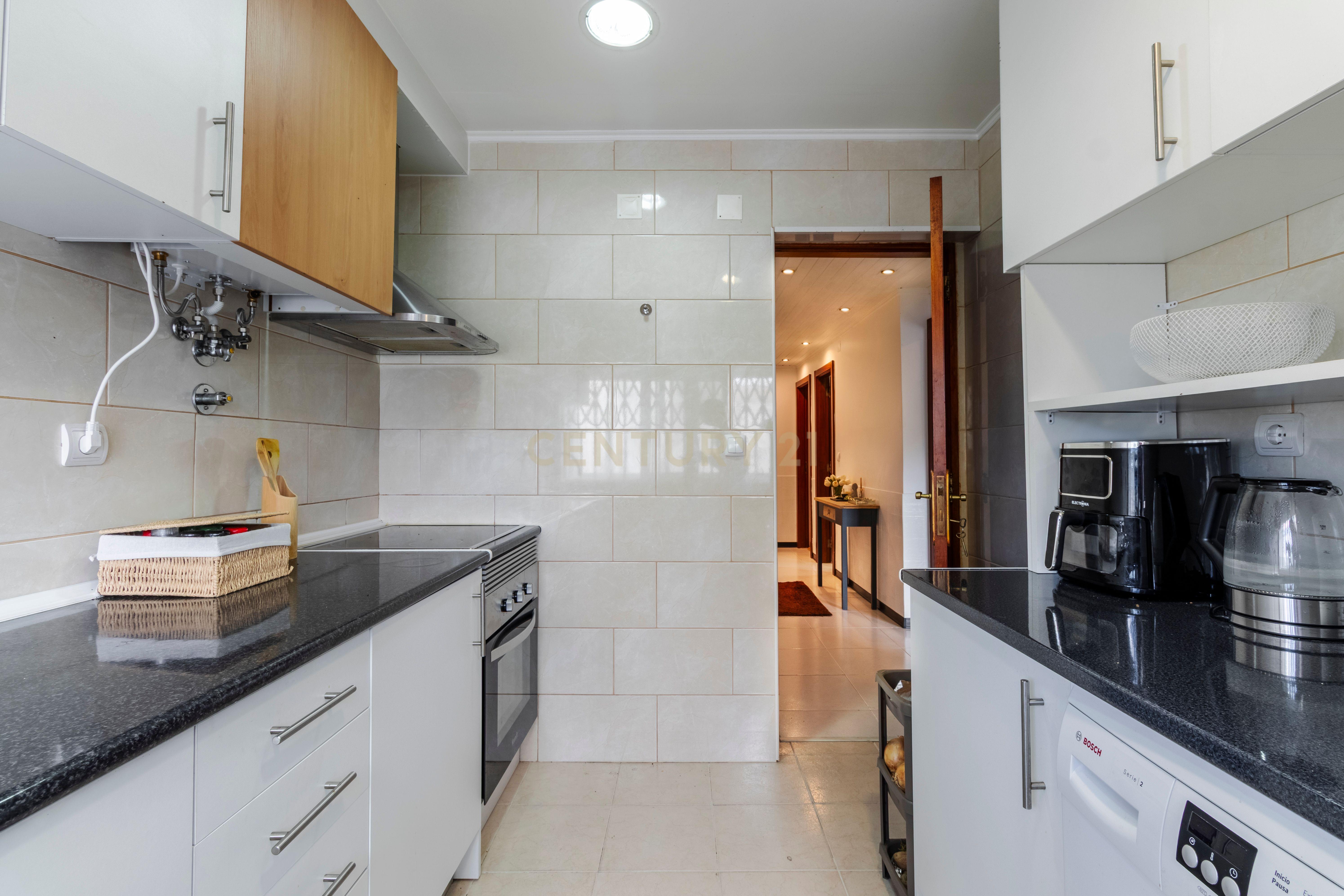 Fotografia 9 de Apartamento T3 com boas áreas e duas casas de banho | Vale Flores, Feijó